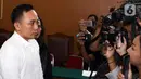 Terdakwa kasus pembunuhan Nofriansyah Yosua Hutabarat atau Brigadir J, Ricky Rizal usai menjalani sidang vonis di Pengadilan Negeri Jakarta Selatan, Selasa (14/2/2023). Majelis hakim menjatuhkan vonis 13 tahun penjara kepada Ricky Rizal. (Liputan6.com/Herman Zakharia)
