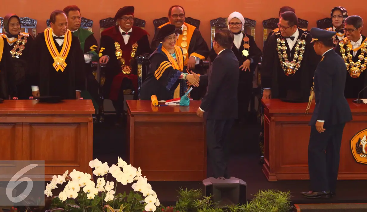 Ketua Umum DPP PDIP Megawati Soekarnoputri mendapat ucapan selamat dari Wapres Jusuf Kalla usai menerima gelar doktor honoris causa bidang politik dan pemerintah di UNPAD, Bandung, Rabu (25/5). (Liputan6.com/Gempur M Surya)