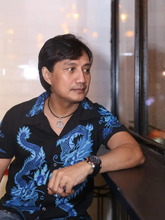 Katon Bagaskara, vokalis KLa Project kepada Bintang.com di Kemang, Jakarta Selatan, Minggu (13/3/2016) bahwa konser tahun lalu sedang dalam proses penggarapan. (Andy Masela/Bintang.com)