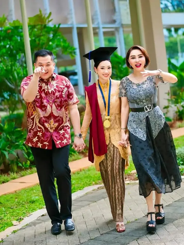 Potret Wisuda S1 Putri Sulung Femmy Permatasari Raih Predikat Cumlaude. [@femmypermatasari]