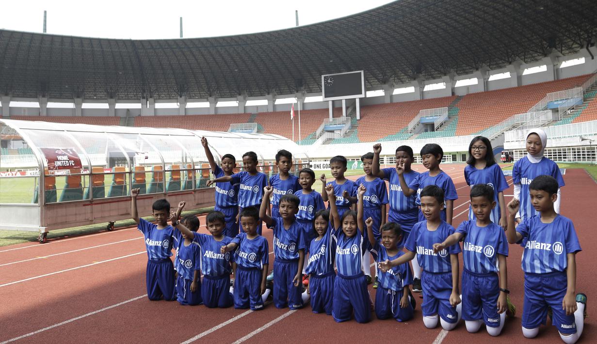 Sejumlah anak-anak dari suporter PSM Makassar menjadi pendamping saat laga Piala AFC melawan Home United di Stadion Pakansari, Bogor, Selasa (30/4). Kesempatan ini diberikan oleh Allianz sebagai salah satu sponsor. (Bola.com/Yoppy Renato)