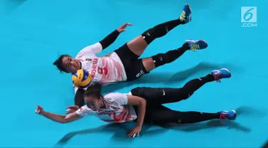 Pevoli putri Indonesia, Aprilia S Manganang (atas) bersama Amalia F Nabila berusaha menahan bola saat melawan Korea pada perempat final voli putri Asian Games 2018 di Tennis Indoor GBK, Rabu (29/8). Indonesia kalah 0-3. (Liputan6.com/Helmi Fithriansyah)