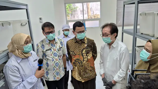Kepala BPOM Prof. dr. Taruna Ikrar, M.Biomed., MD., Ph.D. meninjau salah satu ruangan di Laboratorium Farmakologi di Pabrik Sido Muncul.