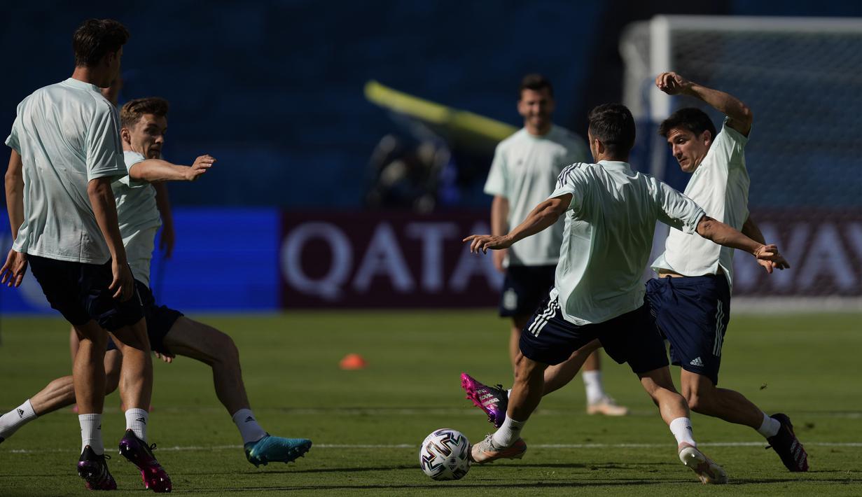 Para pemain Spanyol memainkan bola saat sesi latihan di Stadion La Cartuja, Seville, Spanyol, Minggu (13/6/2021). Spanyol akan bermain melawan Swedia dalam Grup E Euro 2020 pada 13 Juni 2021 waktu setempat. (AP Photo/Thanassis Stavrakis)