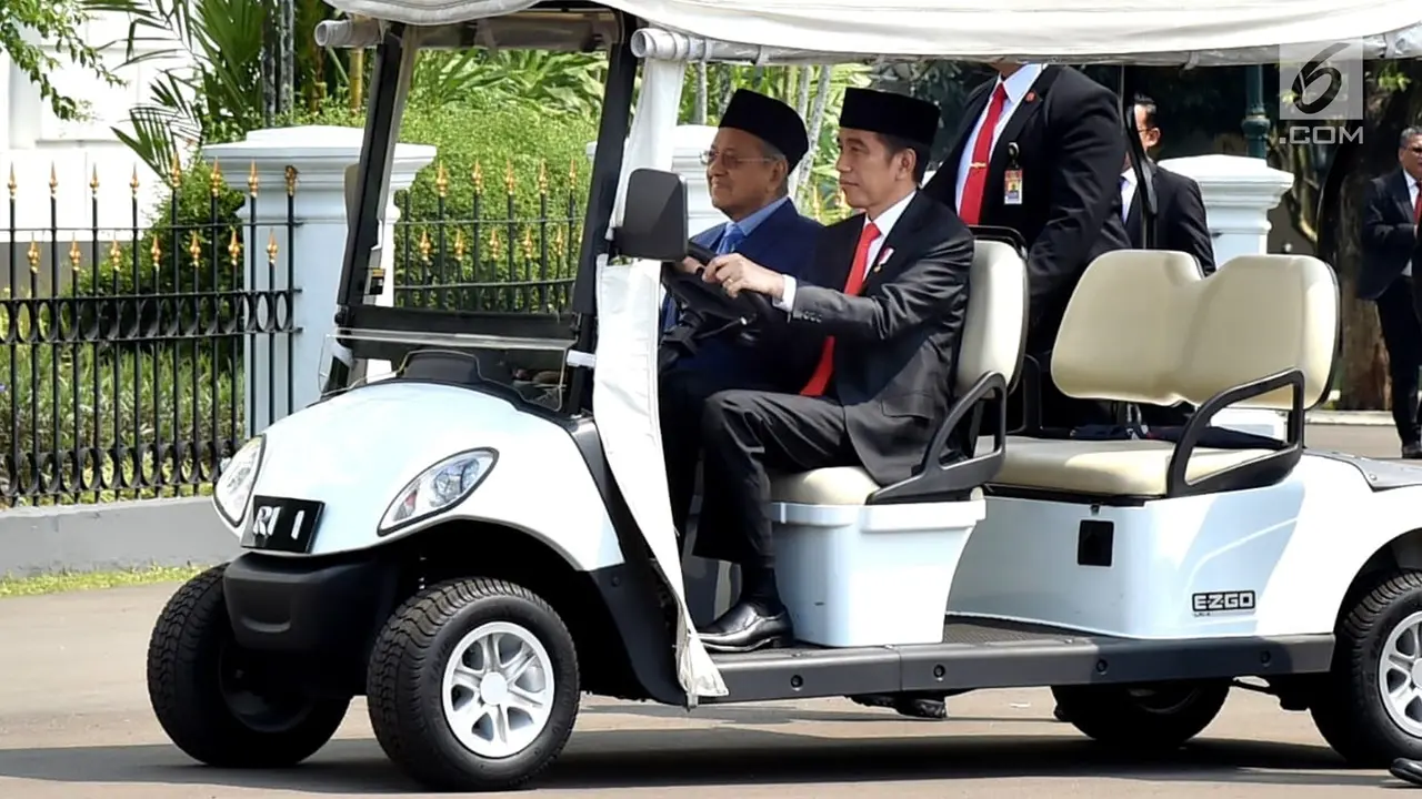 Naik Mobil Golf, Jokowi Jadi Sopir Mahathir Mohamad di Istana Bogor