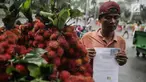 Seorang pedagang buah rambutan menunjukkan surat pernyataan saat ditindak oleh Petugas Dinas Perhubungan di Car Free Day (CFD) di kawasan Bunderan HI, Jakarta, Minggu (4/2). (Liputan6.com/Faizal Fanani)