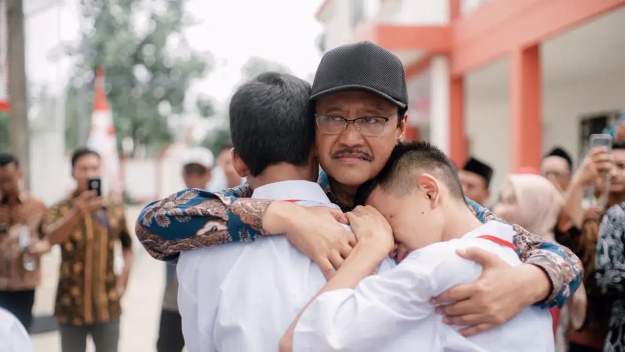 Kunjungi SRMA 33 Tangsel, Gus Ipul Disambut Hangat dan Pelukan Haru dari Siswa Sekolah Rakyat