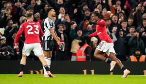 Pemain Manchester United, Patrick Dorgu (kanan), merayakan gol dalam laga Liga Inggris antara Manchester United vs Newcastle di Manchester, Inggris, Jumat, 26 Desember 2025. (AP Photo/Dave Thompson)