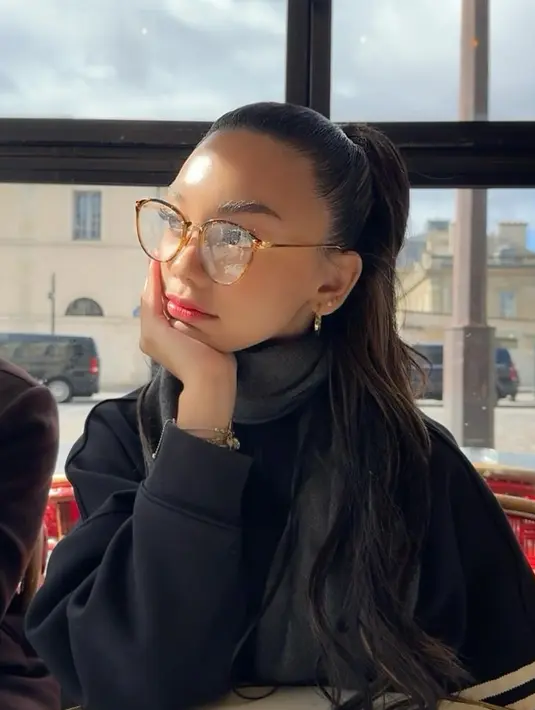 Melihat pesona Naura Ayu dengan makeup minimalis. Di bawah sinar matahari Paris, Naura menampilkan kecantikan naturalnya dengan kulit glowing dan outfit kasual. [Foto: Instagram/naura.ayu]