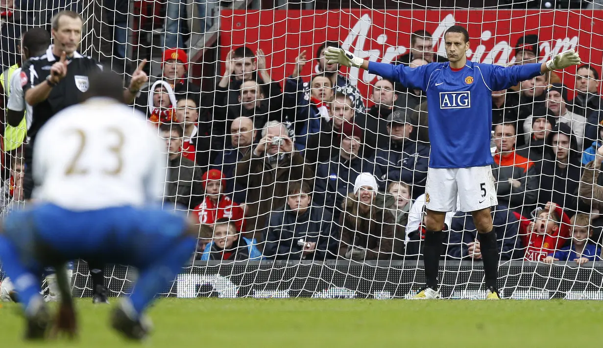 Pada pertandingan perempat final Piala FA melawan Portsmouth, bek Manchester United Rio Ferdinand harus menjadi kiper dadakan menggatikan Edwin van der Sar karena cedera dan Tomasz Kuszczak yang terkena kartu merah. (Foto: AP/Jon Super)