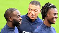Penyerang Prancis, Kylian Mbappe, berbincang dengan Jonathan Ikone dan Eduardo Camavinga, saat latihan jelang laga UEFA Nations League di Paris, Senin (7/9/2020). Pemain PSG itu akan absen melawan Kroasia karena dinyatakan positif terjangkit COVID-19. (AFP/Franck Fife)