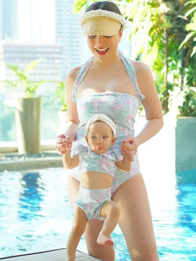 7 Momen Shandy Aulia Ajari Anaknya Berenang Ini Curi Perhatian