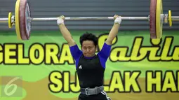 Lifter Jabar, Syarah Anggraini saat mengangkat beban di kelas 53 kg PON XIX Jabar di Gelora Sabilulungan, Kab Bandung, Selasa (20/9). Syarah Anggraini meraih emas dengan total angkatan 188 Kg. (Liputan6.com/Helmi Fithriansyah)