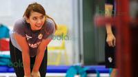 Yolla Yuliana sempat deg-degan saat tampil di laga perdana Proliga 2016 melawan Jakarta PGN Popsivo di GOR Ken Arok, Malang, Jumat (19/2/2016). (Bola.com/Nicklas Hanoatubun)