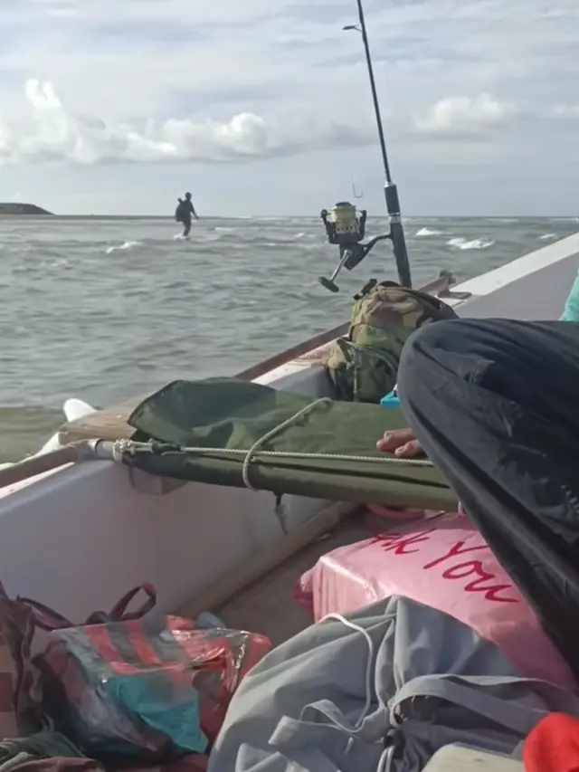 Pria Aceh Berjalan di Atas Laut