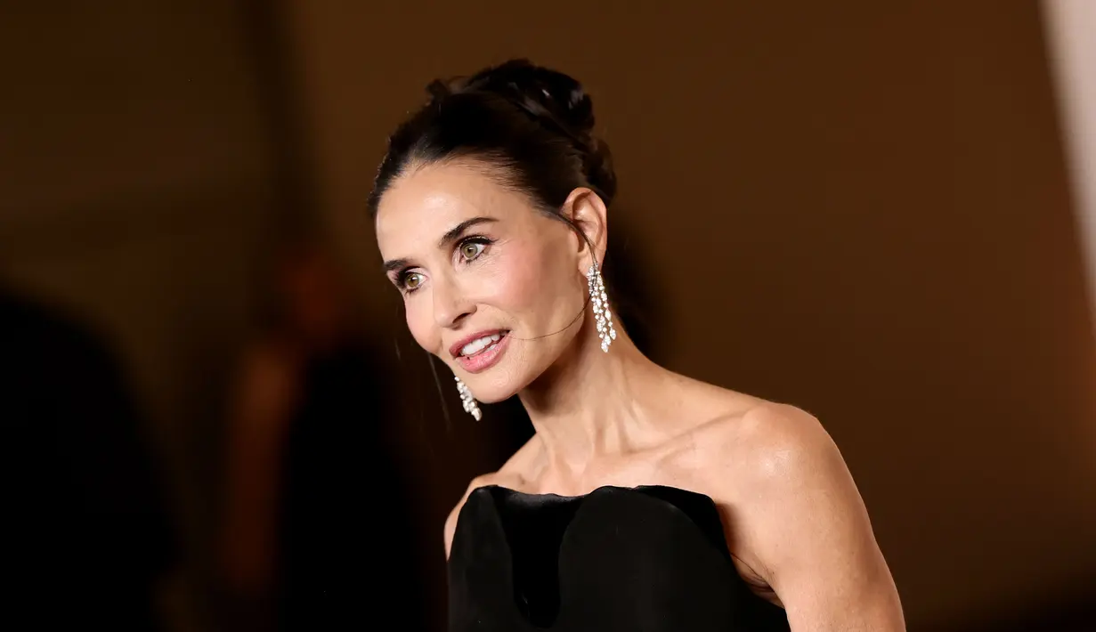Demi Moore memilik 18k white gold set anting dengan berlian 11.18-carats, bracelet dengan 18k white gold set dan berlian 25.28-carats. Ditambahkan 72.92-carats multicolored spinels dan cincin 18k white gold set dengan berlian 5.01-carat round brilliant-cut diamond dan berlian 1.39-carats. / Foto dok: Chopard.