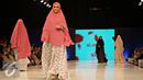 Model membawakan busana muslim rancangan Si.Se.Sa: Syar'i for Urban, Jakarta, Rabu (10/2). Peragaan menampilkan 61 koleksi dalam tujuh rangkaian babak produk terbaru Si.Se.Sa dengan rentang warna pastel yang lebar. (Liputan6.com/Immanuel Antonius)