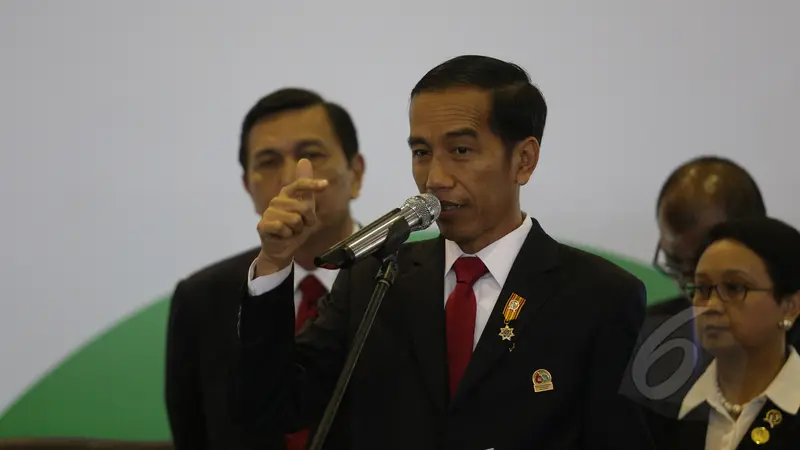 Presiden Jokowi Pantau Ruang Wartawan KAA