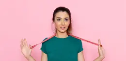 Mengetahui ukuran tubuh sendiri bisa menjadi kunci untuk menentukan size baju yang tepat, terutama saat berbelanja secara online. (Foto/Dok: Magnific)