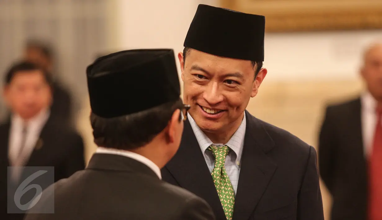 Thomas Trikasih Lembong  berbincang usai pelantikan dirinya sebagai Menteri Perdagangan di Istana Negara, Jakarta, Rabu (12/8/2015). Presiden Jokowi  me-reshuffle sejumlah menteri Kabinet Kerja sekaligus melantik menteri baru. (Liputan6.com/Faizal Fanani)