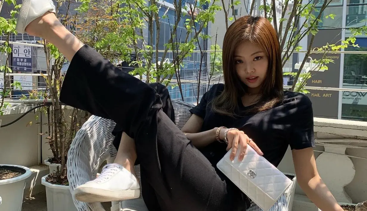 Dalam kesehariannya, pelantun lagu "Kill This Love" ini lebih sering tampil santai seperti dengan kaos dan celana kain hitam ini. Dipadukan dengan tas Chanel dan sepatu kets putih, penampilannya modis. (Liputan6.com/IG/@jennierubyjane)