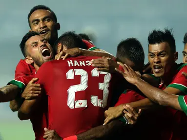 Pemain Timnas Indonesia merayakan gol yang dicetak Hansamu Yama Pranata (23) saat laga final pertama Piala AFF 2016 melawan Thailand di Stadion Pakansari, Bogor, Rabu (14/12). Indonesia unggul 2-1 atas Thailand. (Liputan6.com/Helmi Fithriansyah)