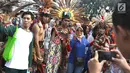 Pengunjung foto bersama kelompok seni budaya Kalimantan Selatan saat pelaksanaan car free day di Jakarta, Minggu (1/7). Pawai tersebut diadakan untuk mengenalkan budaya Kalimantan Selatan kepada masyarakat. (Liputan6.com/Immanuel Antonius)