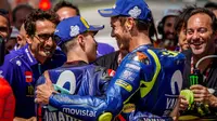 Ekspresi pembalap Movistar Yamaha, Valentino Rossi (kanan), dan rekan setimnya, Maverick Vinales, setelah kualifikasi MotoGP Italia, di Sirkuit Mugello, Minggu (3/6/2018). (Twitter/Yamaha MotiGP)