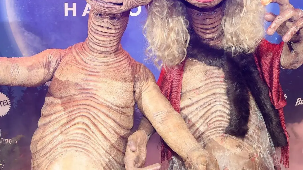 Gaya Totalitas Heidi Klum dan Suami Cosplay Karakter Alien E.T untuk Halloween 2024, Nyaris Tak Dikenali