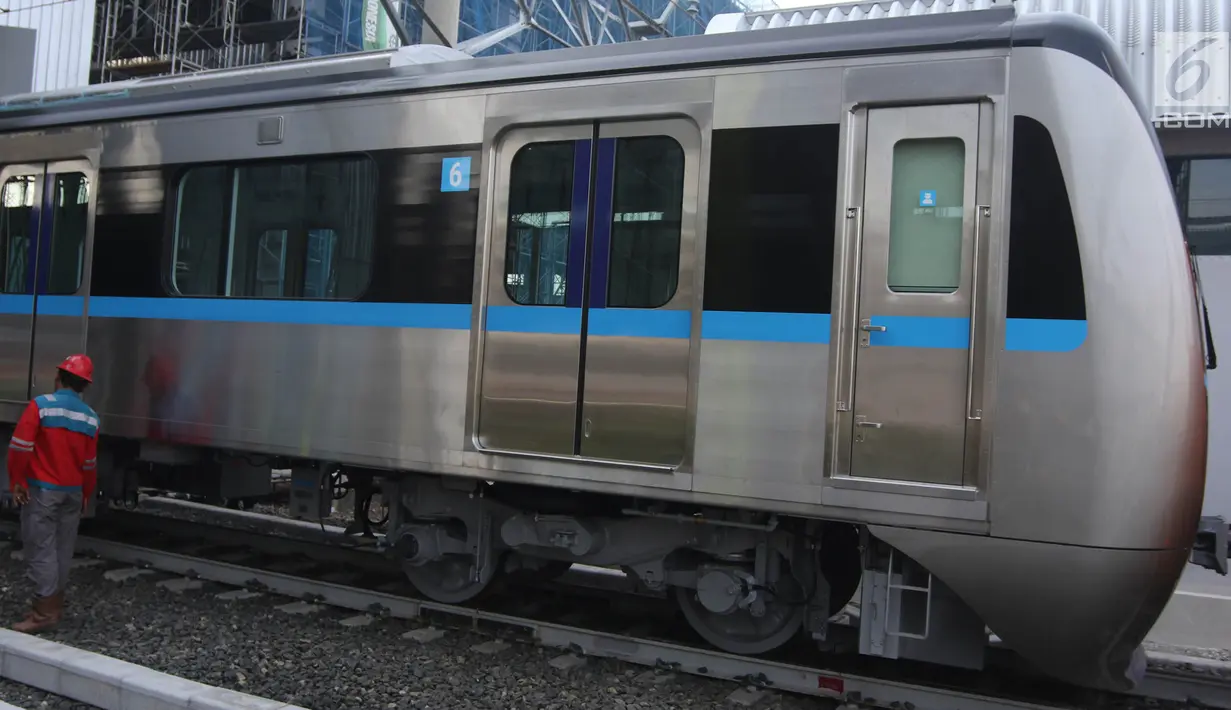 Bagian kepala kereta Mass Rapid Transit (MRT) melintas di Depo MRT Lebak Bulus, Jakarta, Kamis (12/4). Tiga gerbong terakhir baru tiba pada Rabu (11/4) malam, dan 20 gerbong lainnya masih menunggu pengiriman pada Juli 2018. (Liputan6.com/Arya Manggala)