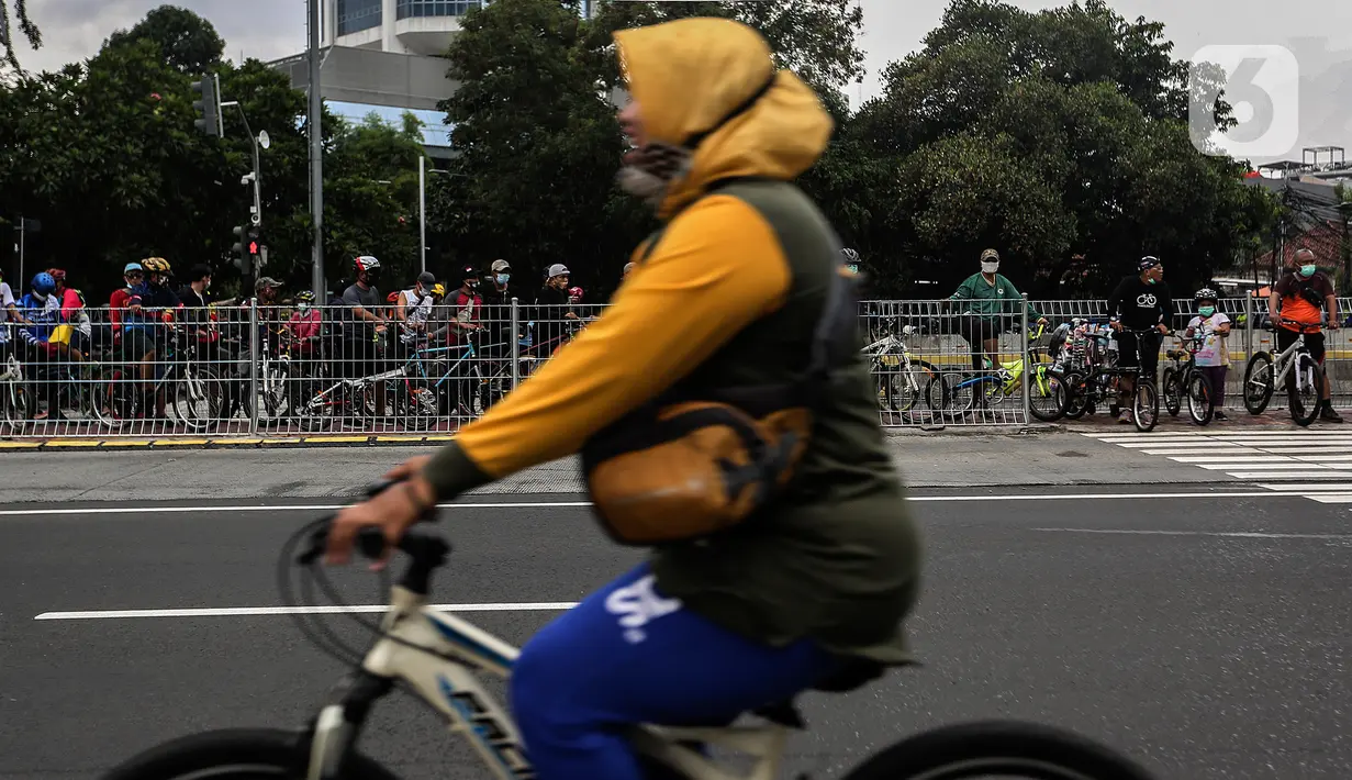 Aktivitas warga pada masa PSBB transisi di kawasan Bundaran HI, Jakarta, Minggu (6/12/2020). Ikatan Dokter Indonesia (IDI) Jakarta meminta pembatasan sosial berskala besar (PSBB) kembali diperketat untuk mengantisipasi tren kasus Covid-19 yang terus melonjak di Ibu Kota (Liputan6.com/Johan Tallo)