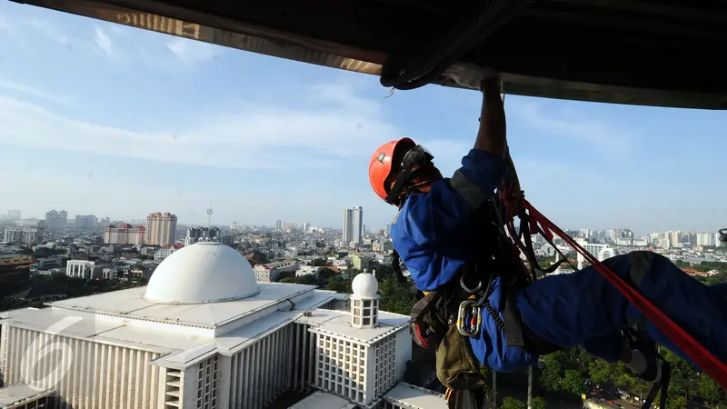 Sambut Hari Jadi Masjid Istiqlal, Relawan Pecinta Alam Lakukan Bersih Bersih