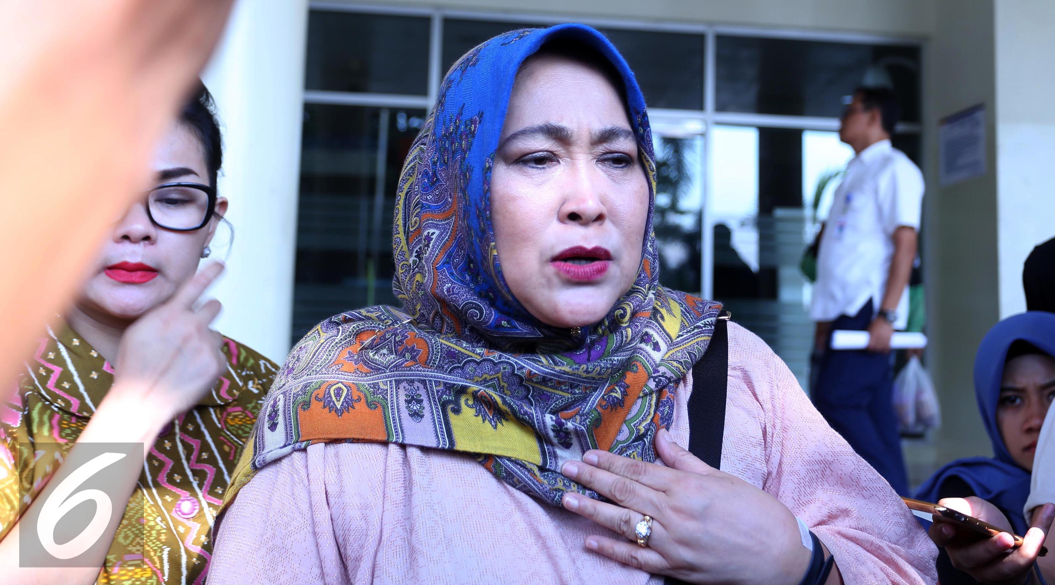 Yenny Rachman usai menjenguk Julia Perez di RSCM, Jakarta. (Herman Zakharia/Liputan6.com)