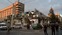Layanan darurat Ukraina mengatakan bahwa 42 orang terluka dalam serangan yang menghancurkan restoran Ria Pizza yang populer di kota itu. (AFP/Genya Savilov)