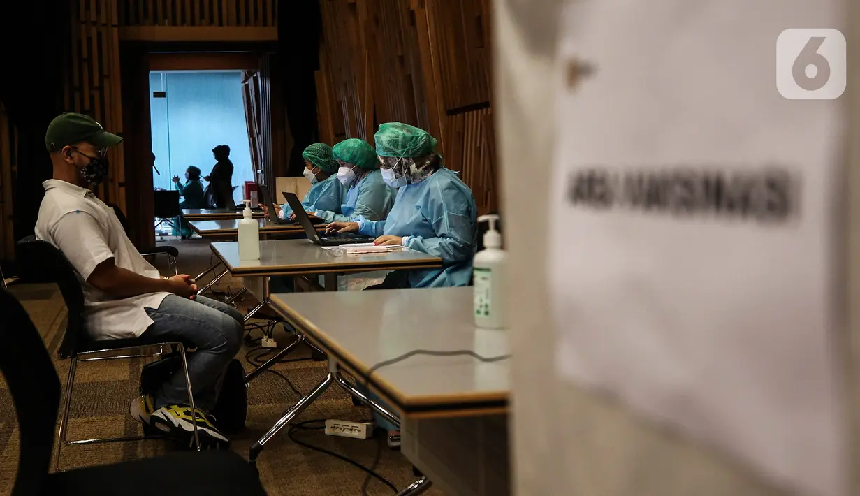 Petugas melakukan screening sebelum menyuntikan vaksin COVID-19 kepada Karyawan Emtek Grup di Hall SCTV Tower, Jakarta, Jumat (4/6/2021). Vaksinasi Gotong Royong pendanaannya dibebankan kepada badan hukum atau badan usaha. (Liputan6.com/Johan Tallo)