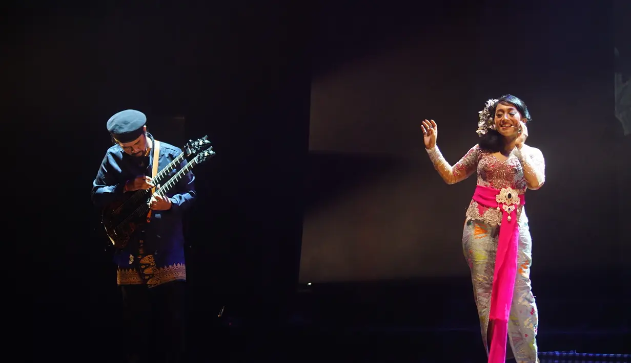 Program Indonesia Kita 2017 'Lintas Benua, Silang Budaya' ini menggelar pementasan Laskar Bayaran didukung oleh Bakti Budaya Djarum Foundation. Unsur komedi yang disajikan tentu berhasil menggelitik perut penonton. (Nurwahyunan/Bintang.com)