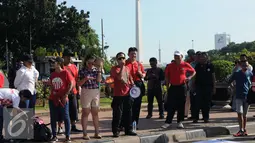 Sejumlah massa aksi gabungan dari Save NKRI berunjuk rasa di sekitar patung kuda di jalan Merdeka Barat, Jakarta, Minggu (8/1). Mereka juga menilai FPI telah melakukan kekerasan terhadap relawan ahok saat kampanye minggu lalu. (Liputan6.com/Helmi Affandi)