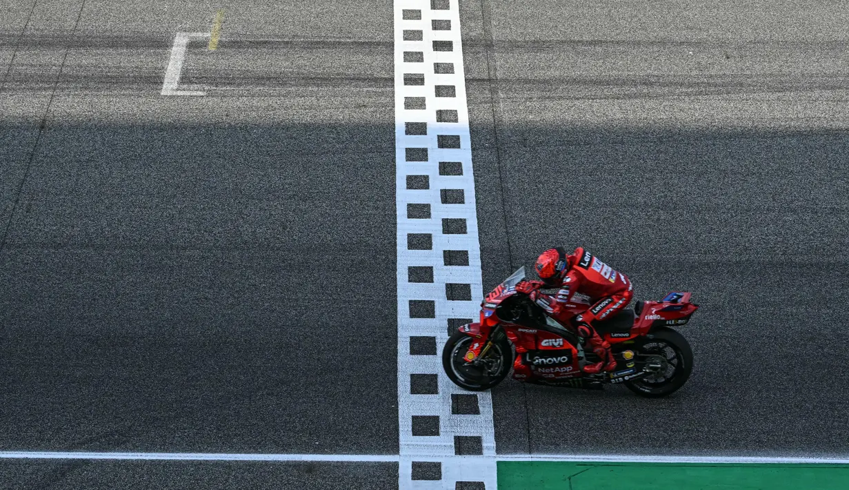 Sesi balapan berlangsung seru. Marc Marquez start dari posisi terdepan diikuti Alex Marquez dan Francesco Bagnaia. (MOHD RASFAN/AFP)