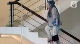Selebgram Lisa Mariana saat berjalan menuju ruang pemeriksaan penyidik di gedung Merah Putih Komisi Pemberantasan Korupsi (KPK), Jakarta, Jumat (22/8/2025). (Liputan6.com/Helmi Fithriansyah)