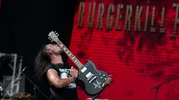 Aksi panggung gitaris band Burgerkill saat tampil dalam festival metal "Hammersonic 2017" di Ecopark Ancol, Jakarta, Minggu (7/5). (Liputan6.com/Gempur M. Surya)