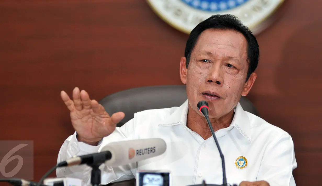 Kepala BIN Sutiyoso (kanan) menggelar konferensi pers pasca Ledakan di Kawasan Thamrin, Jakarta, Jumat (15/1/2016). Sutiyoso telah mencurigai kemungkinan serangan teroris di Indonesia sejak November 2015 (Liputan6.com/Yoppy Renato)