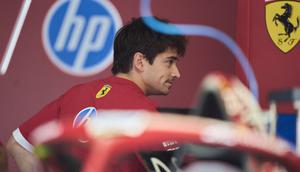 Pembalap Ferrari asal Monako, Charles Leclerc, terlihat di garasinya dekat jalur pit selama sesi latihan kedua untuk Grand Prix Formula 1 Kanada 2025 di Sirkuit Gilles-Villeneuve di Montreal, Kanada, pada 13 Juni 2025. (Geoff Robins/AFP)