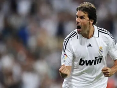 Real Madrid&#039;s Van Nistelrooy celebrates his goal during their Spanish Super Cup football match at Santiago BernabŽu Stadium in Madrid, on August 24, 2008. AFP PHOTO/Dani POZO