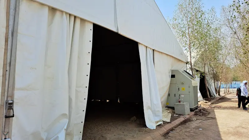 Melihat tenda di Arafah untuk persiapan Haji 2022.
