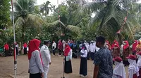 warga Bukik Gado-Gado Padang ikuti upacara HUT ke-76 RI. (Liputan6.com/ Novia Harlina)