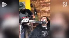 Aksi berbahaya dilakukan tukang cukur yang menggunakan gergaji mesin sebagai alat cukur.