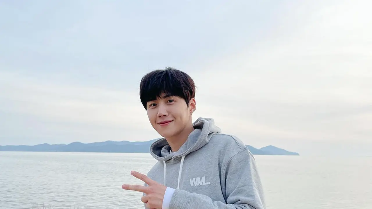 Tampilan Santai Kim Seon Ho saat Pulang ke Korea Usai Menghilang Diterpa Isu Skandal