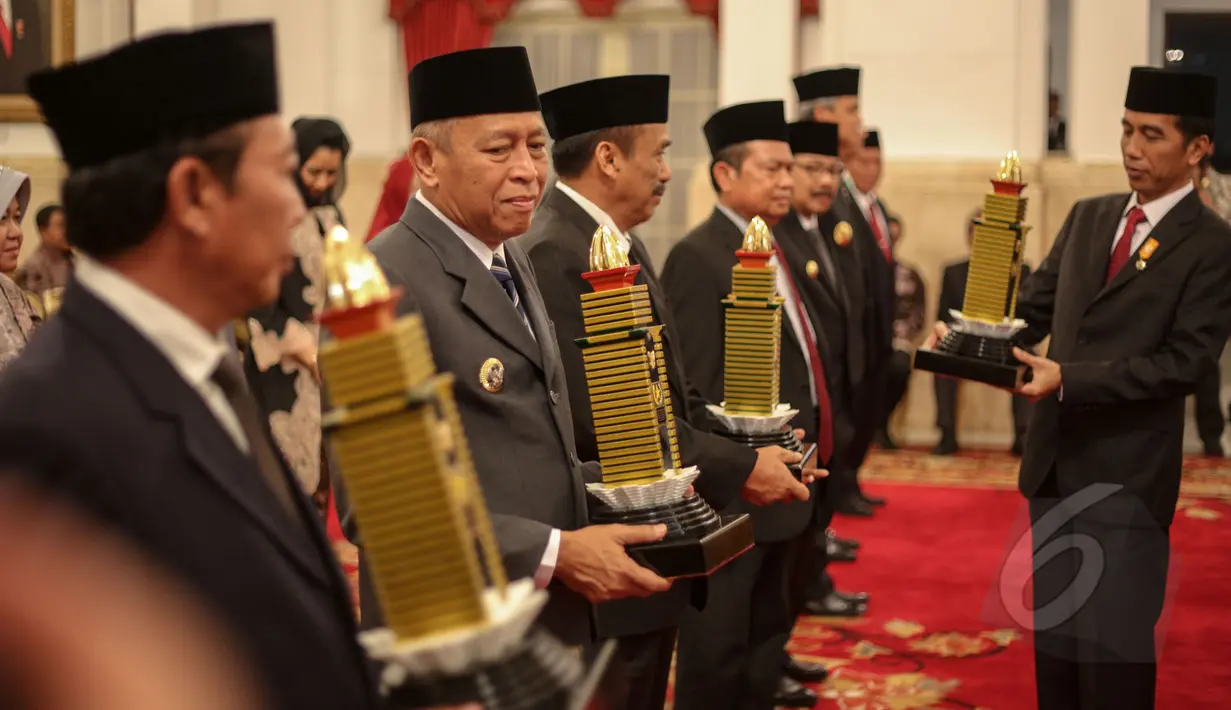 Sebanyak 23 kepala daerah mendapat penghargaan dari Presiden Joko Widodo, Jakarta, Selasa (28/4/2015).  Penghargaan ini diberikan dalam rangka hari otonomi daerah (Liputan6.com/Faizal Fanani)