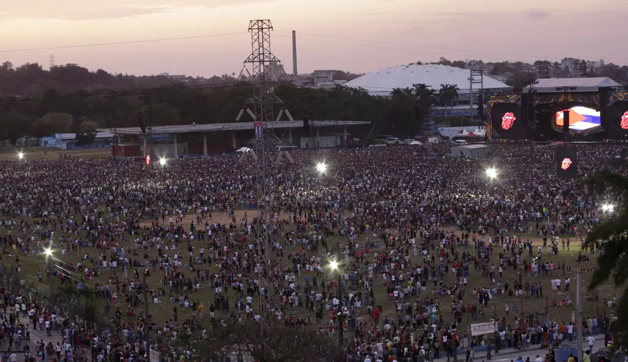 Ribuan fans saat menunggu band idolanya Rolling Stones di Ciudad Deportiva de la Habana, Kuba, 25 Maret 2016. Konser yang mendatangkan band rock and roll ini tidak dipungut biaya atau gratis. (REUTERS / Enrique de la Osa)