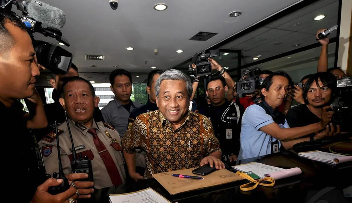 Mantan Mendikbud, M Nuh melaporkan daftar harta kekayaannya ke KPK, Jakarta, Selasa (9/12/2014). (Liputan6.com/Miftahul Hayat)